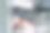 男子向某人挥手后到达机场库存照片图片下载