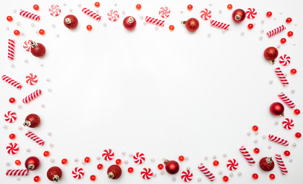 圣诞节的小玩意儿和糖果平摊在白色的背景下图片下载