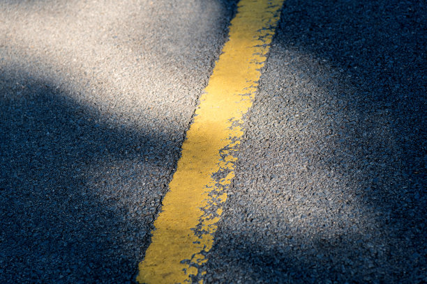 以沥青路面为背景的黄色车道图片下载