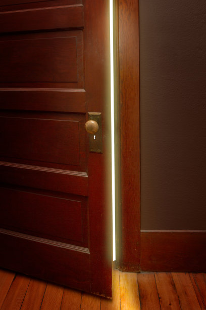 光穿过半掩的古色古香的门，象征着神秘和机遇图片下载