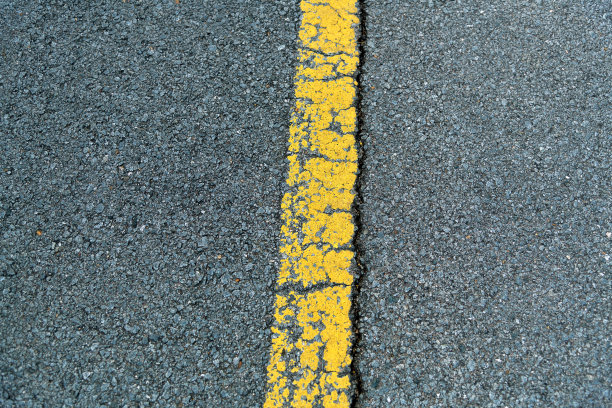 以沥青路面为背景的黄色车道图片下载