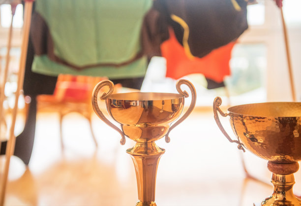 奖杯和运动器材图片下载