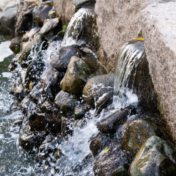 特写水从洞流出图片下载