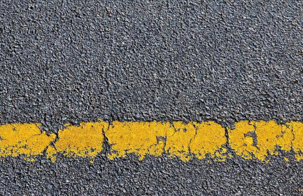 以沥青路面为背景的黄色车道图片下载