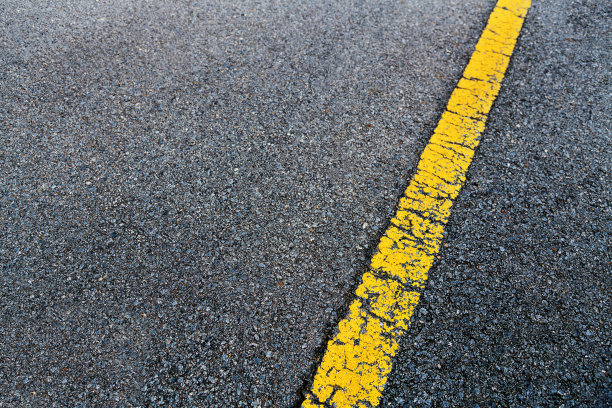 以沥青路面为背景的黄色车道图片下载