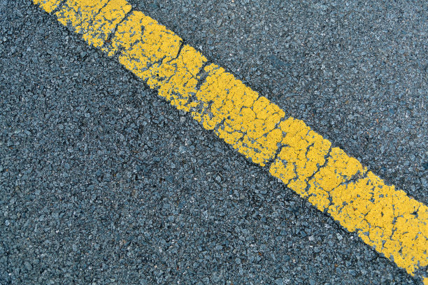 以沥青路面为背景的黄色车道图片下载