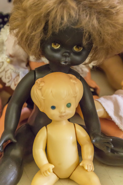 快乐童年概念:复古玩具，白色娃娃，黑色娃娃图片下载