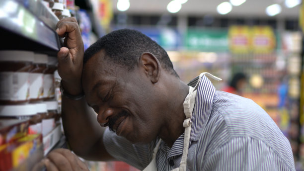 员工或老板在超市感觉不舒服图片下载