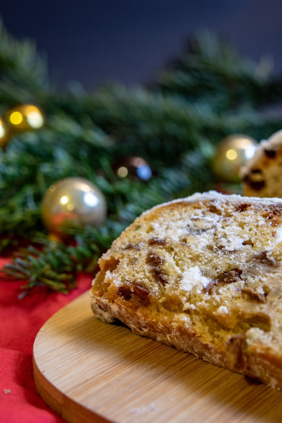 圣诞图片，冷杉树枝的圣诞饼干，蜡烛和圣诞装饰品图片下载