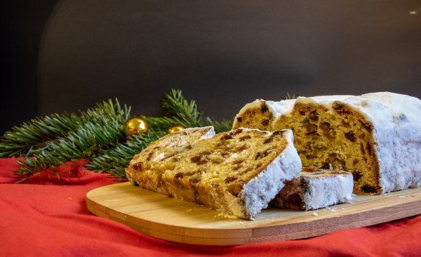 圣诞图片，冷杉树枝的圣诞饼干，蜡烛和圣诞装饰品图片下载