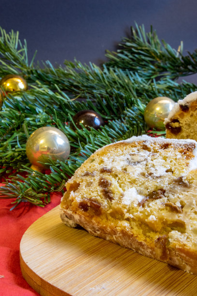 圣诞图片，冷杉树枝的圣诞饼干，蜡烛和圣诞装饰品图片下载