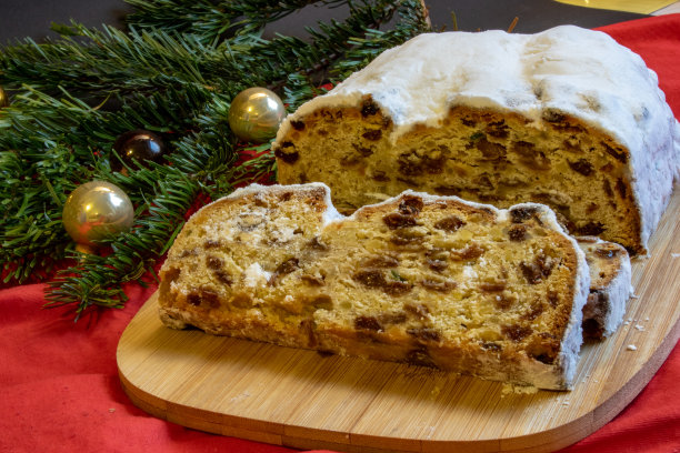 圣诞图片，冷杉树枝的圣诞饼干，蜡烛和圣诞装饰品图片下载