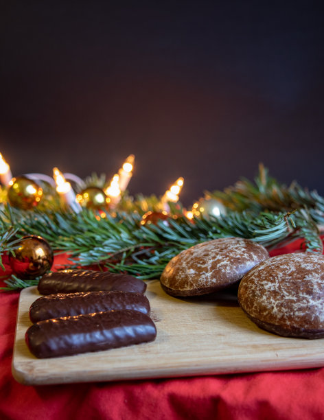 圣诞图片，冷杉树枝的圣诞饼干，蜡烛和圣诞装饰品图片下载