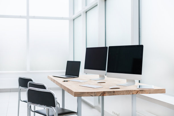 在一个空办公室的桌子上放电脑的工作场所图片下载