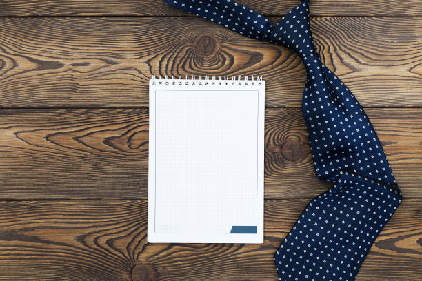 快乐的父亲节概念与领结和空笔记本在一个木制的桌子上，在平铺风格的顶视图。图片下载
