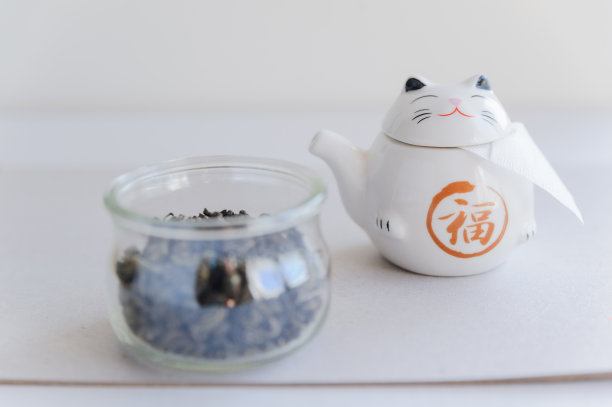 带过滤袋和绿茶的日本小茶壶图片下载