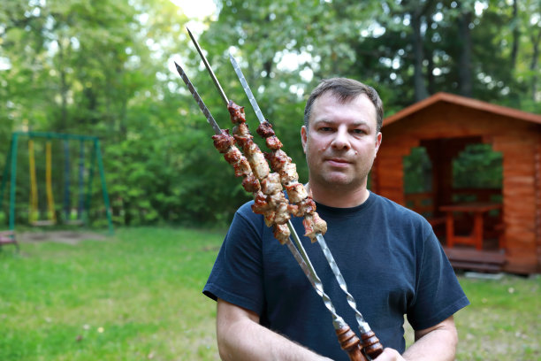 拿着烤肉串的男人图片下载