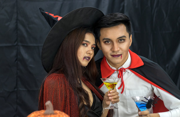 情侣们正在愉快地庆祝万圣节图片下载