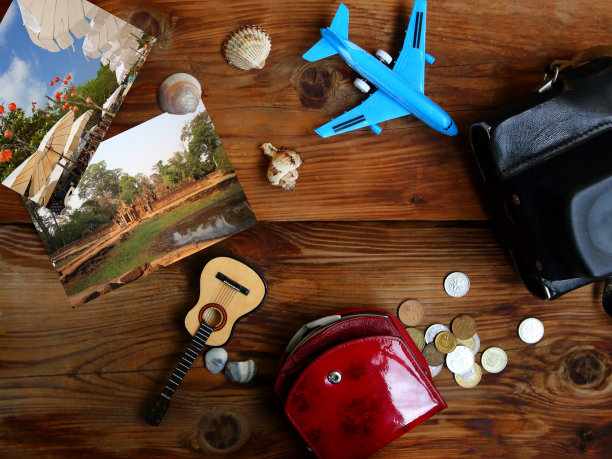 平躺照片在复古风格-照片，贝壳，吉他和相机在木制的背景。旅游的概念图片下载