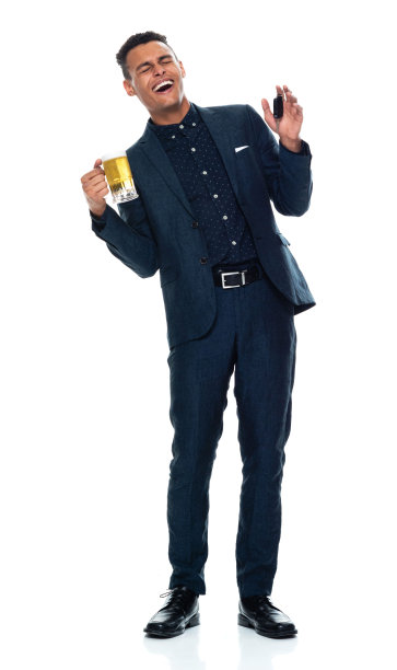 全身/正面/一人/一人成年英俊的人黑发/短发非洲裔/非裔人种男性/年轻人商人/商人庆祝祝酒词/放松/站着穿西装图片下载