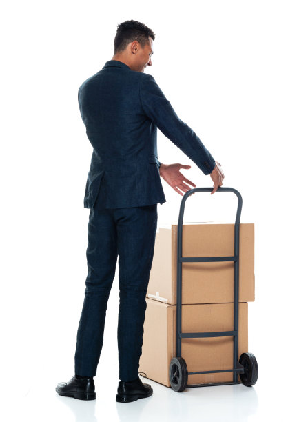 后视镜/后视镜/全身/一人/一人20-29岁成年英俊的人黑发/短发非洲裔/非裔人种男性/年轻男子穿西装和使用手推车/包装图片下载