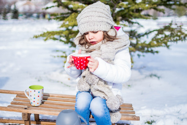 女孩与一杯茶在冬天的公园图片下载