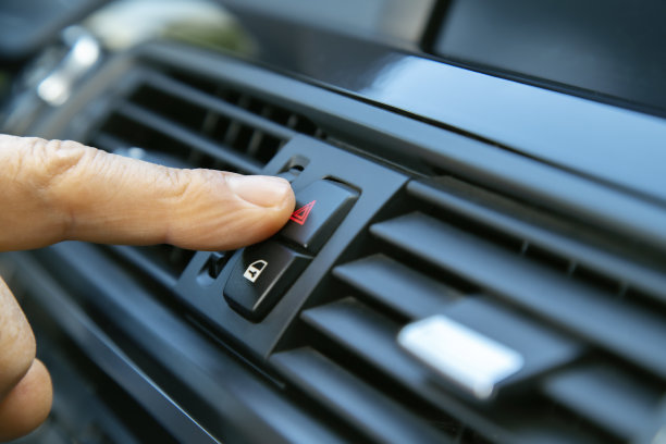 男人用手按汽车按钮。停车灯。图片下载