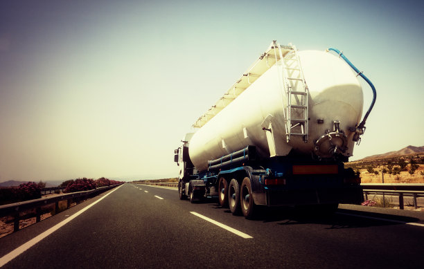 路上的油罐车图片下载