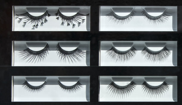商店橱窗里的假睫毛。图片下载