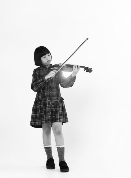 小女孩手拿小提琴的抽象艺术设计背景，用弓在弦上演奏，有趣味感，黑白的色调，len flare效果，模糊的灯光设计背景图片下载