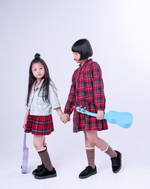 两姐妹牵着四弦琴，手牵着手走着，带着幸福的感觉图片下载