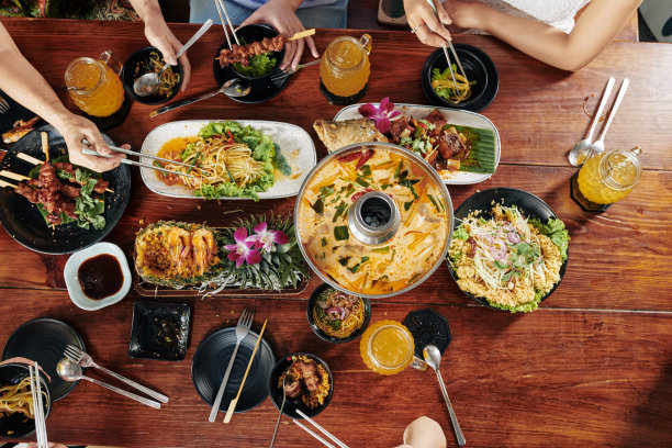 吃亚洲食物的人图片下载