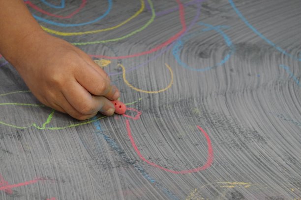 孩子们的画心是用红粉笔在黑板上画的图片下载