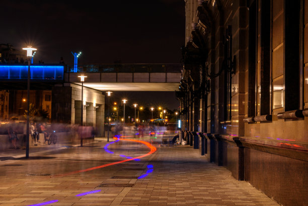 抽象模糊的街道部分是夜晚灯火通明的人们的剪影图片下载
