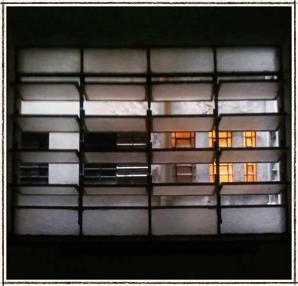 Old steel window in industrial style图片下载