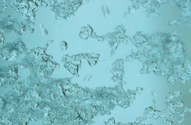 冷冻水。雪花在阳光下闪闪发光图片下载