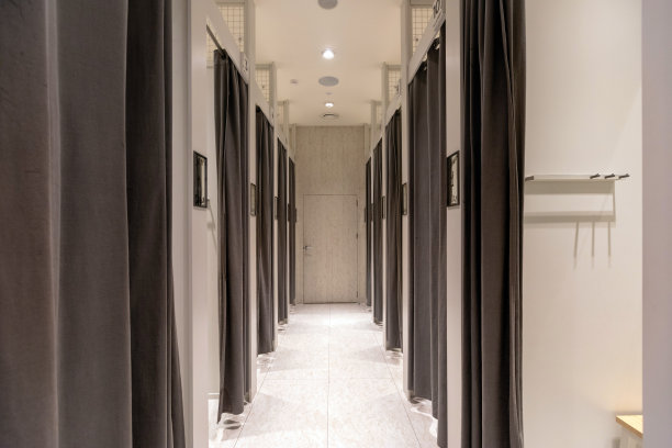 两边有窗帘的有照明的走廊图片下载