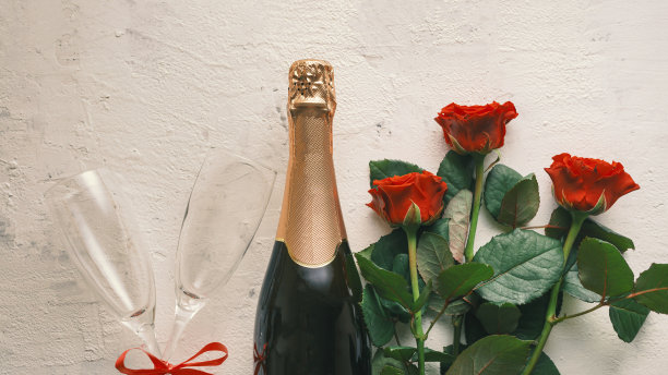 情人节。香槟和红玫瑰混泥土图片下载