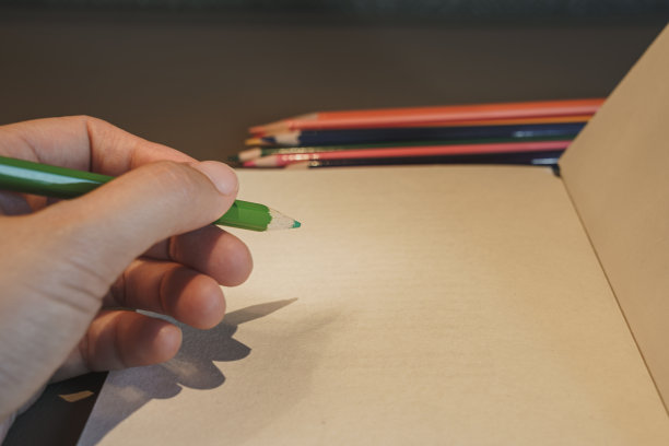 手拿铅笔在白皮书上;复古风格图片下载