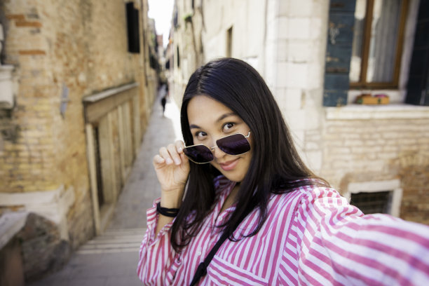 一个中国女孩在意大利威尼斯旅游自拍图片下载