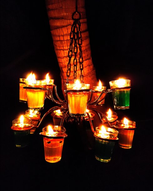 灯光在黑暗中闪烁图片下载