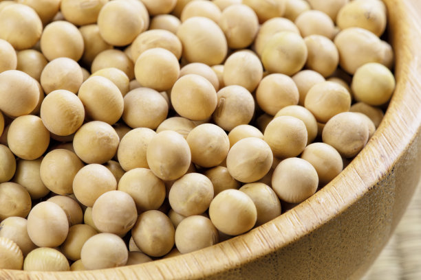 关锅的木碗里装满了美味的黄豆图片下载