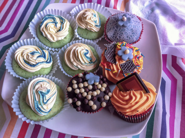 从上往下看，塑料托盘上有装饰性的糖屑的纸杯蛋糕图片下载