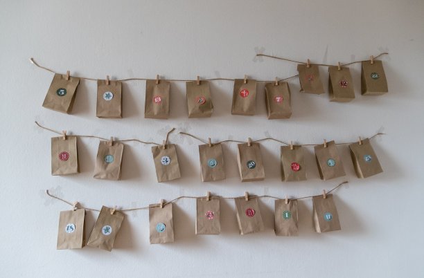 房子墙上的降临节日历图片下载