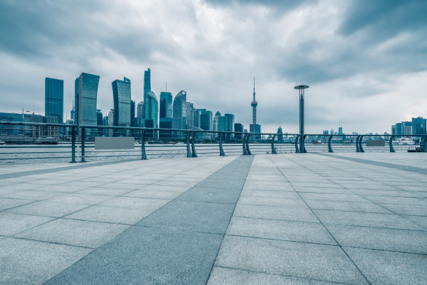 从空荡荡的砖地上可以看到上海的城市景观和天际线图片下载