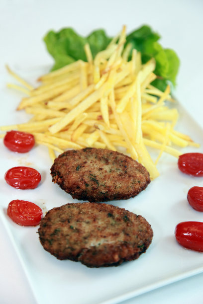 肉丸配炸土豆和蔬菜图片下载