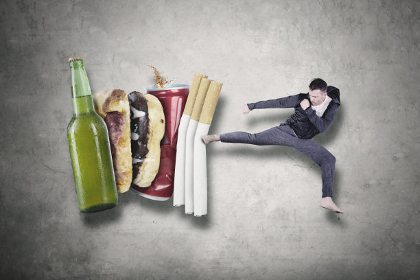 一个白人在和他的坏习惯做斗争图片下载