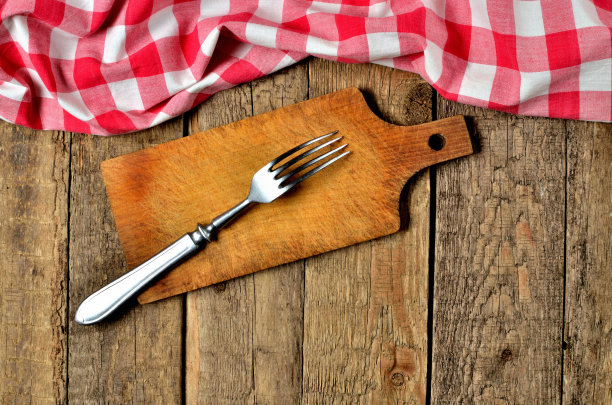 叉子上的木制砧板和一个红色格子桌布顶部框架上的木制桌子背景图片下载
