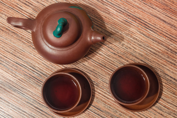 中国黑茶，青茶，盛普洱托茶，用陶土杯泡。构成茶道用陶瓷陶器图片下载