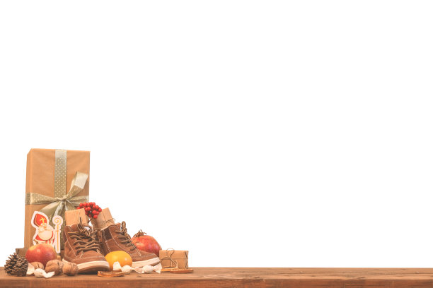 传统节日圣尼古拉斯或圣诞老人——装满礼物、糖果、水果和坚果的儿童鞋——孤立在白色背景上图片下载